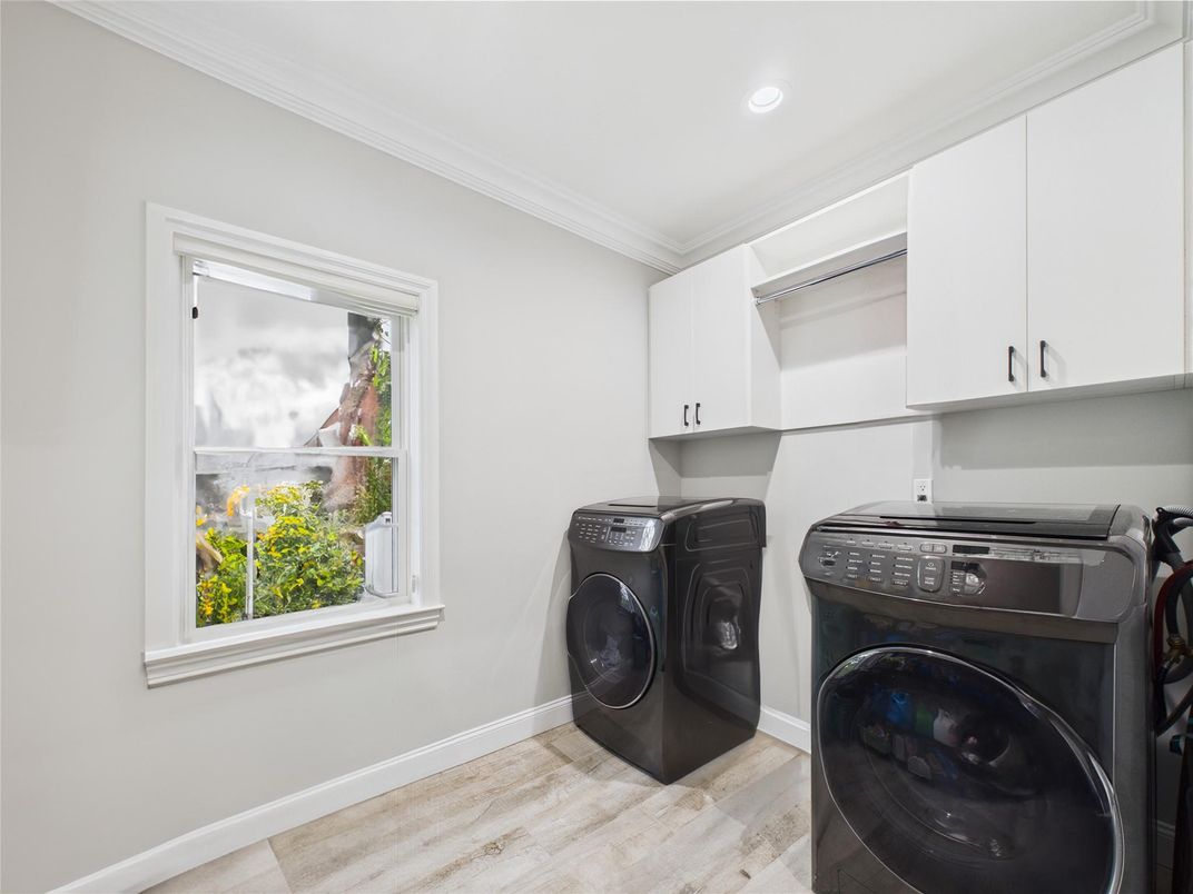 Interior, Recessed Lighting, Washer, Wood Texture Flooring