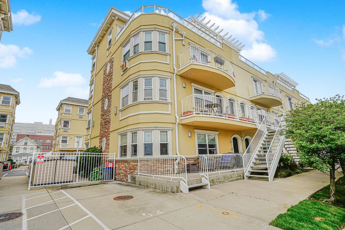 Exterior, Facade, Queen Anne Victorian