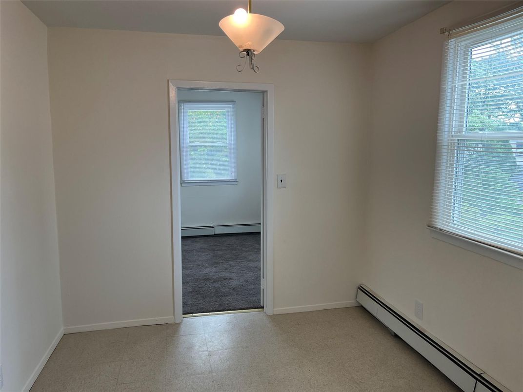 Empty room, Interior, Pendant Lights