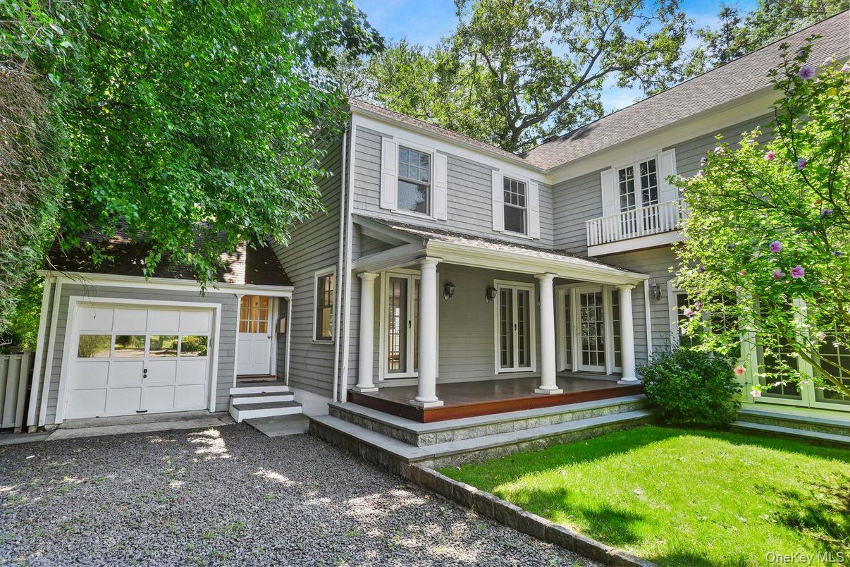Attached, Exterior, Facade, Farmhouse