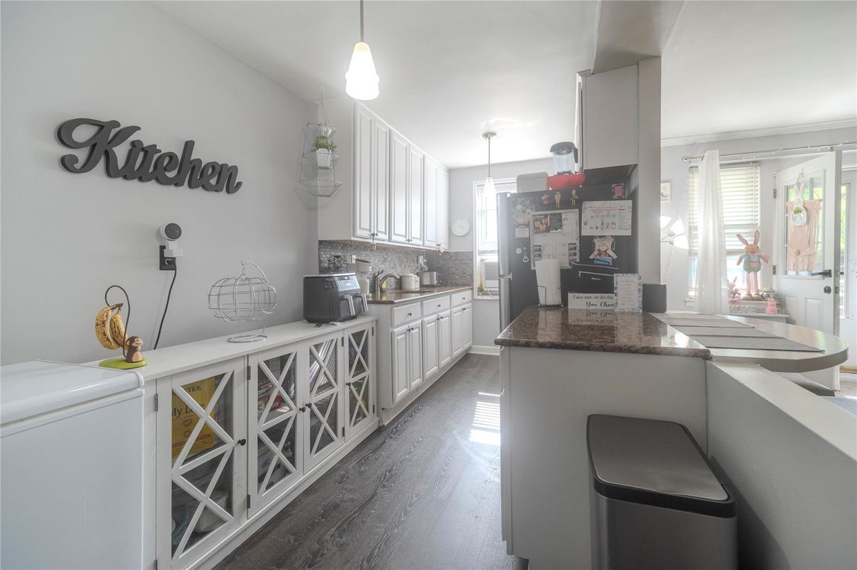 Interior, Kitchen, Pendant Lights, Wood Texture Flooring
