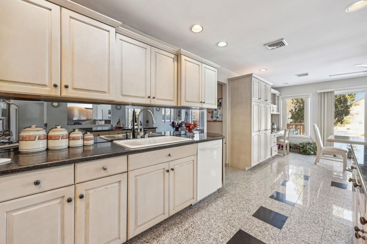 Dining room, Interior, Kitchen, Recessed Lighting