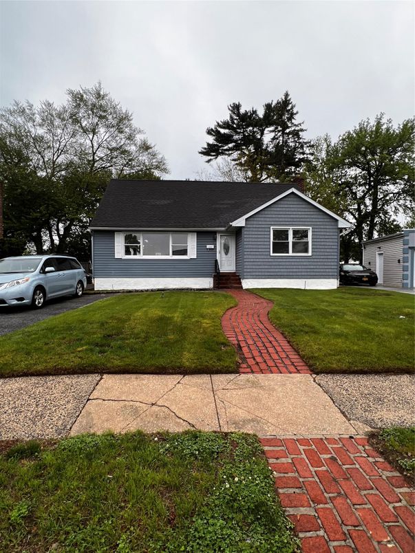 Exterior, Facade, Ranch