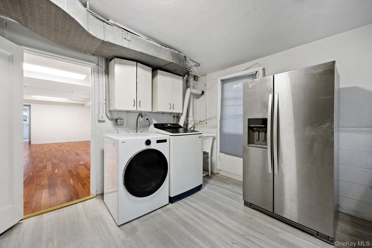 Interior, Kitchen, Utility Closets, Washer, Wood Texture Flooring