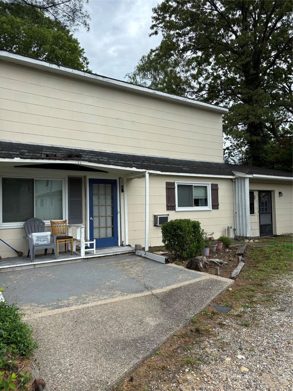 Exterior, Facade, Ranch