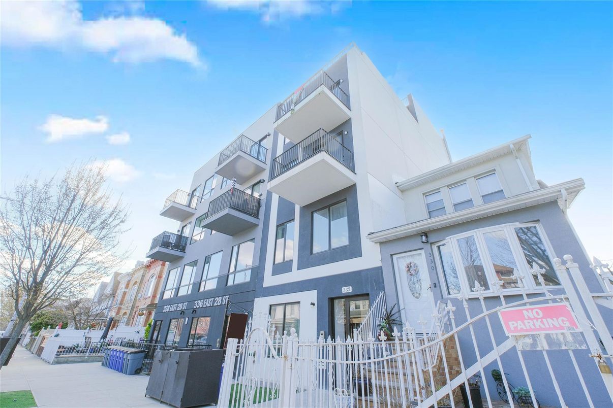 Exterior, Facade, Modern