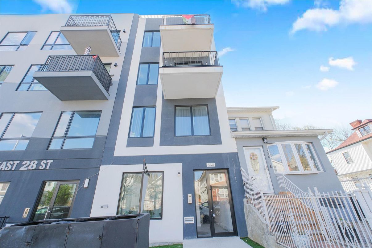 Exterior, Facade, Modern