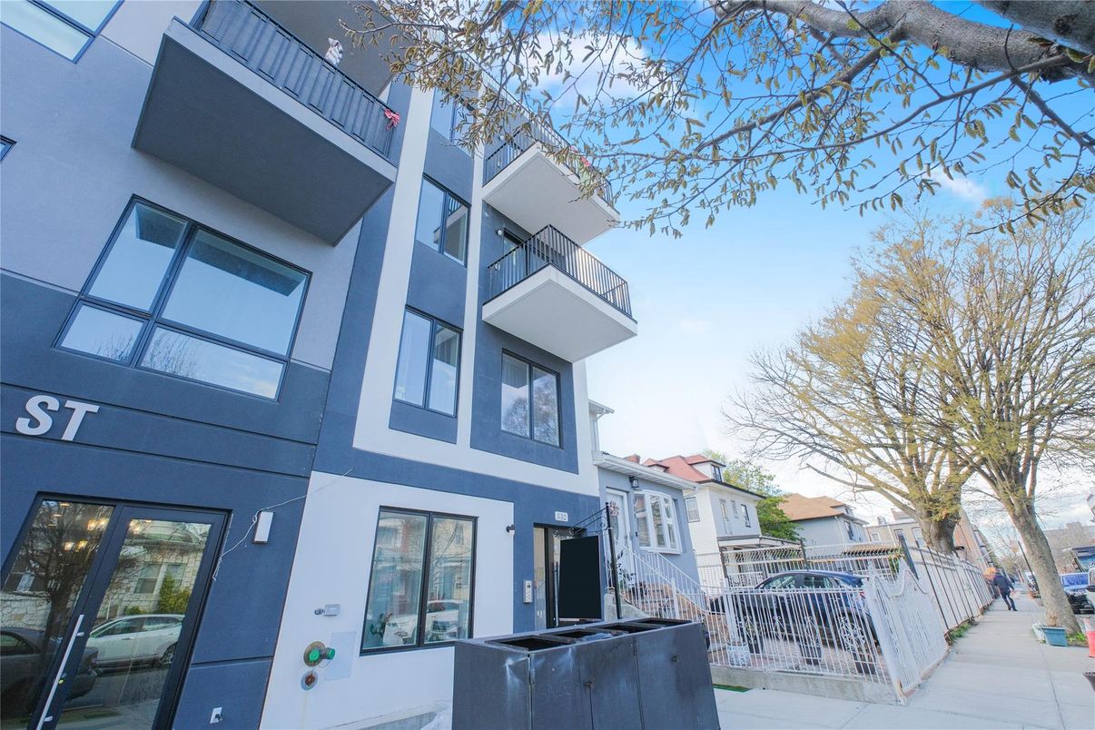 Exterior, Facade, Modern