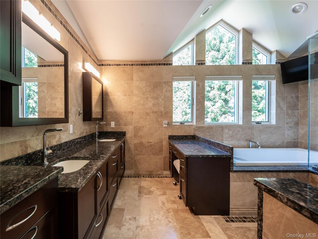 Bathroom, Dual Sink Vanities, Interior, Recessed Lighting
