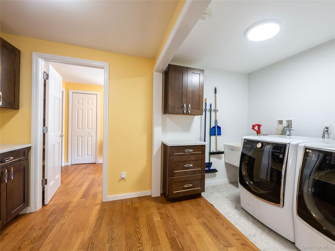 Interior, Recessed Lighting, Washer, Wood Texture Flooring