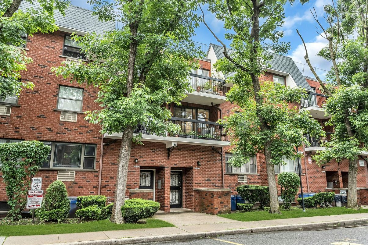 Exterior, Facade, Brick Facade, Rowhouse