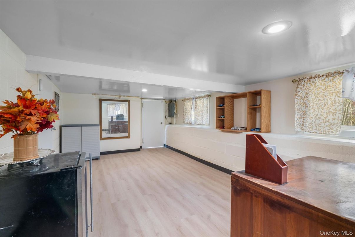 Interior, Recessed Lighting, Wood Texture Flooring