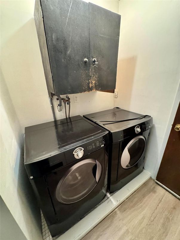 Interior, Washer, Wood Texture Flooring