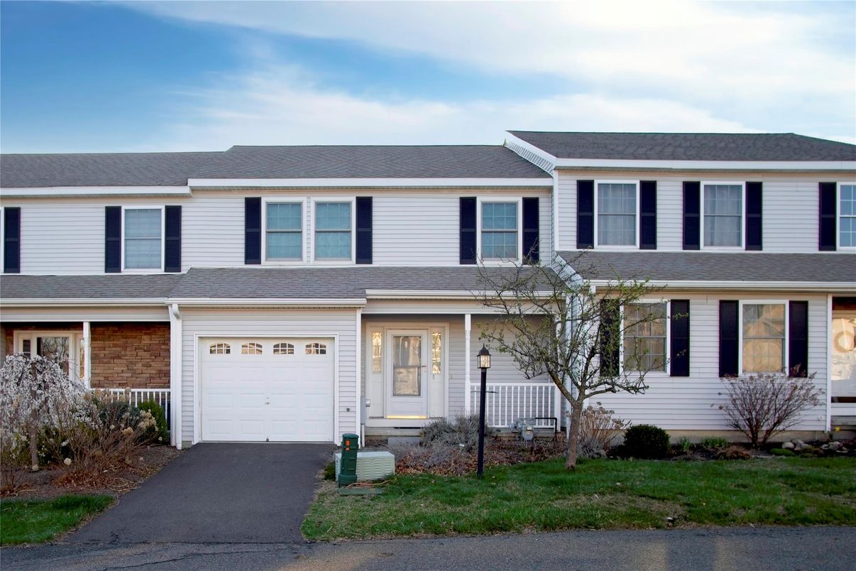 Attached, Exterior, Facade, Rowhouse