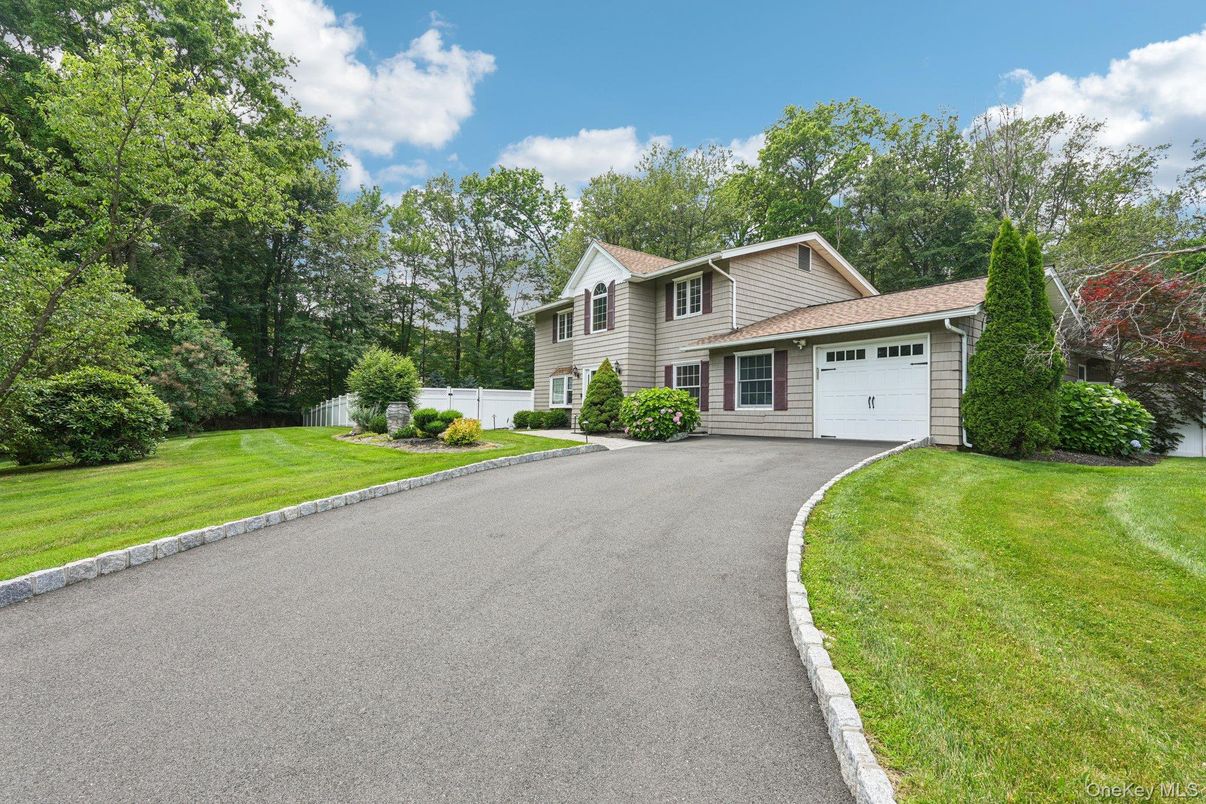 Attached, Exterior, Facade, Cape Cod