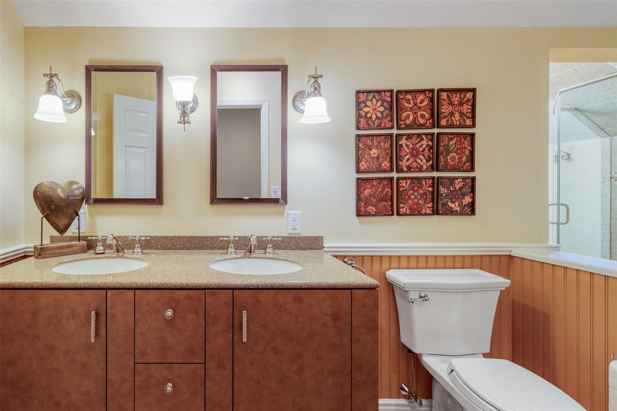 Bathroom, Dual Sink Vanities, Interior