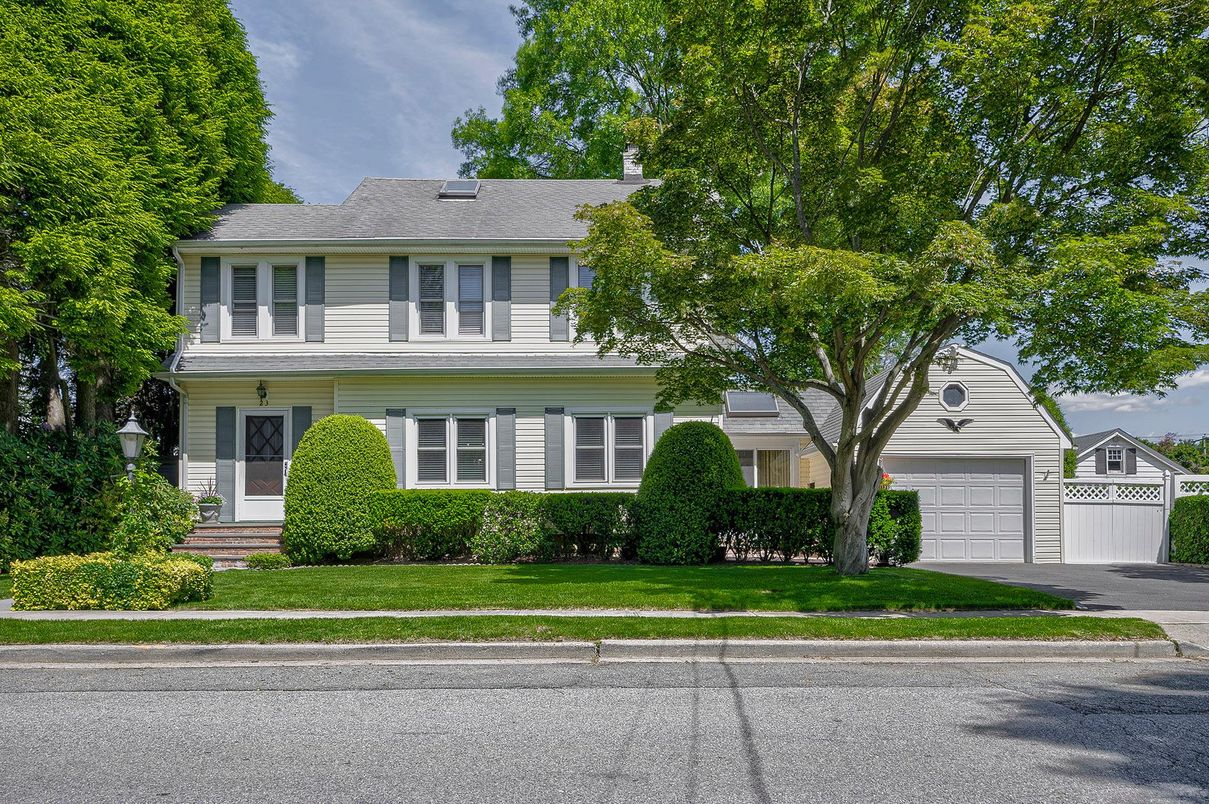 Attached, Exterior, Facade, American Foursquare