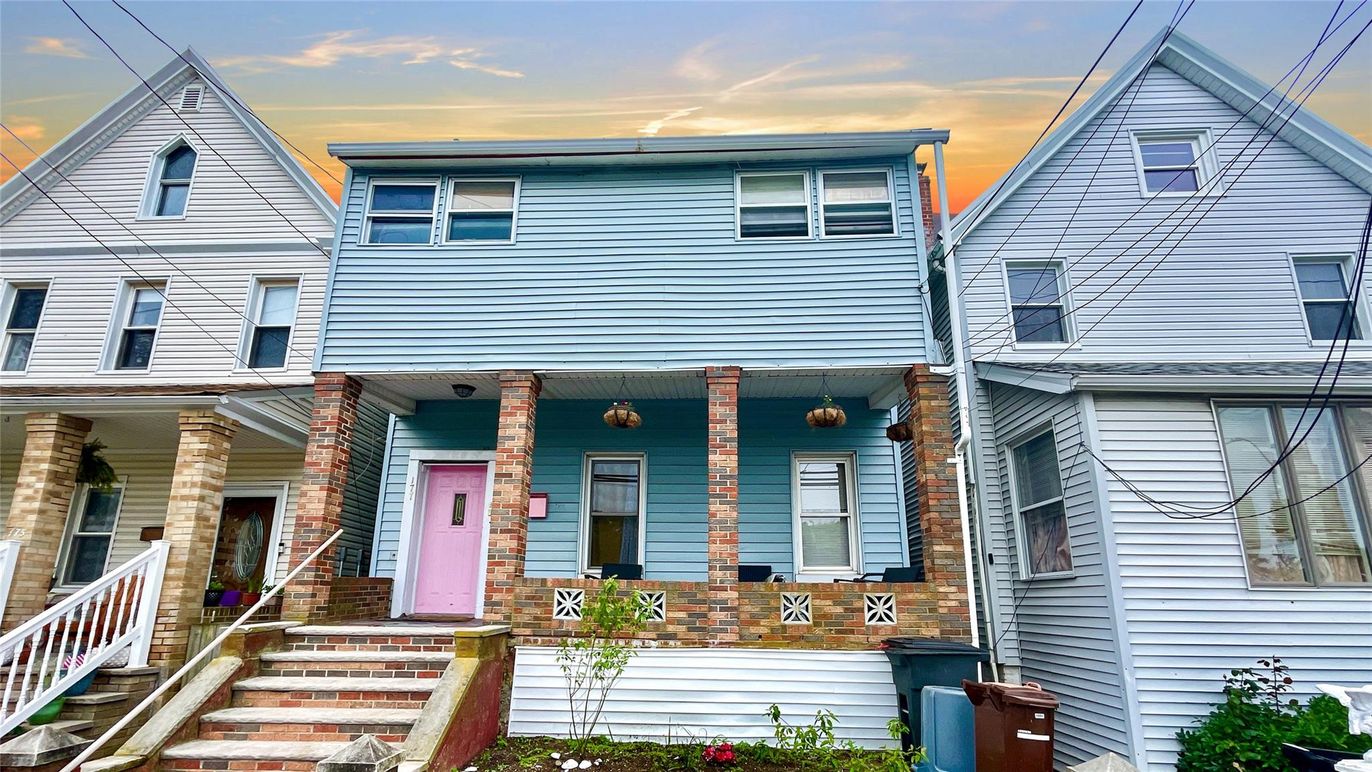 Exterior, Facade, Rowhouse