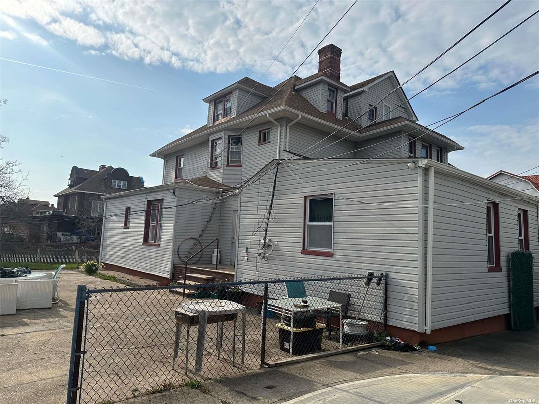 Exterior, Facade, American Foursquare