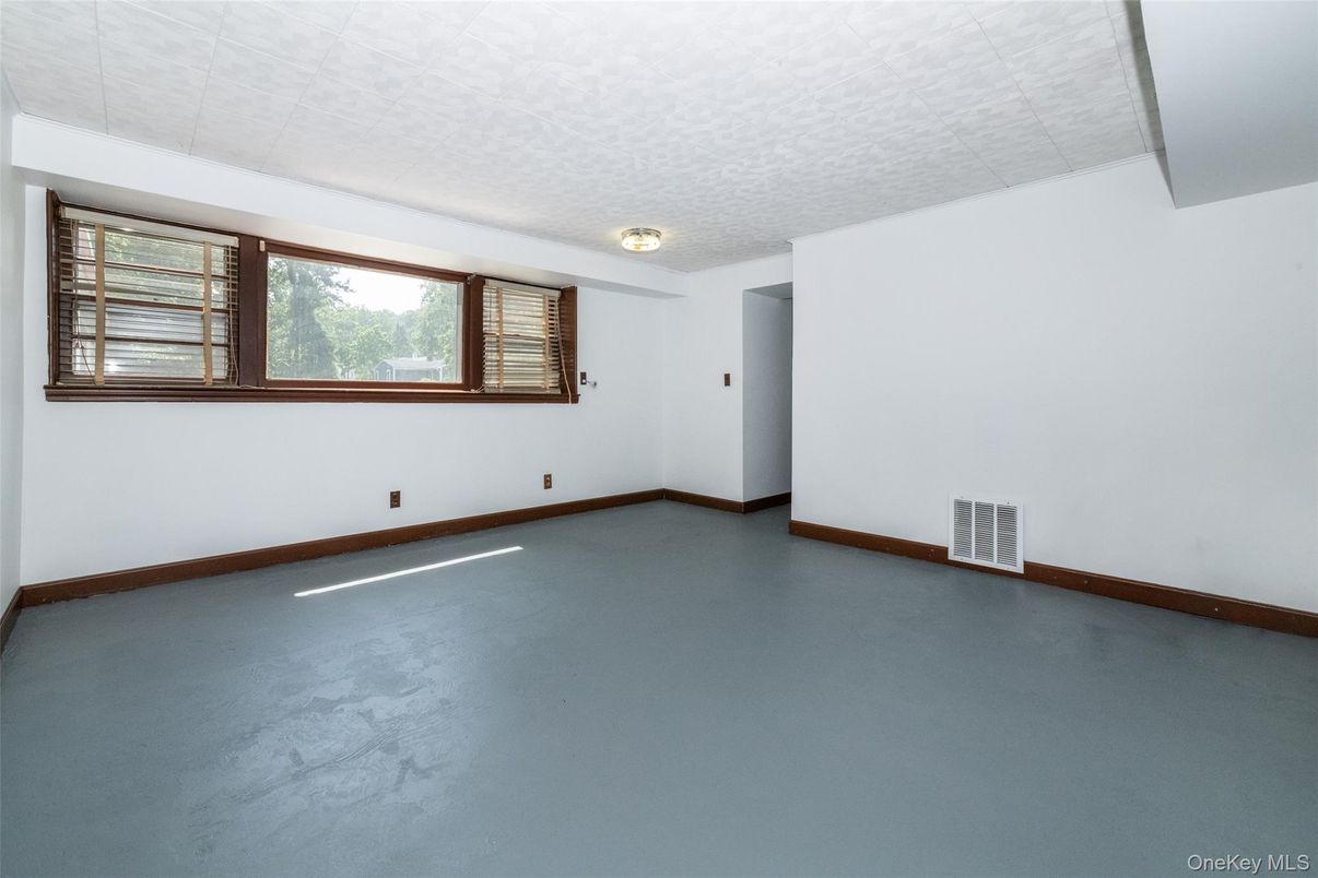 Empty room, Interior