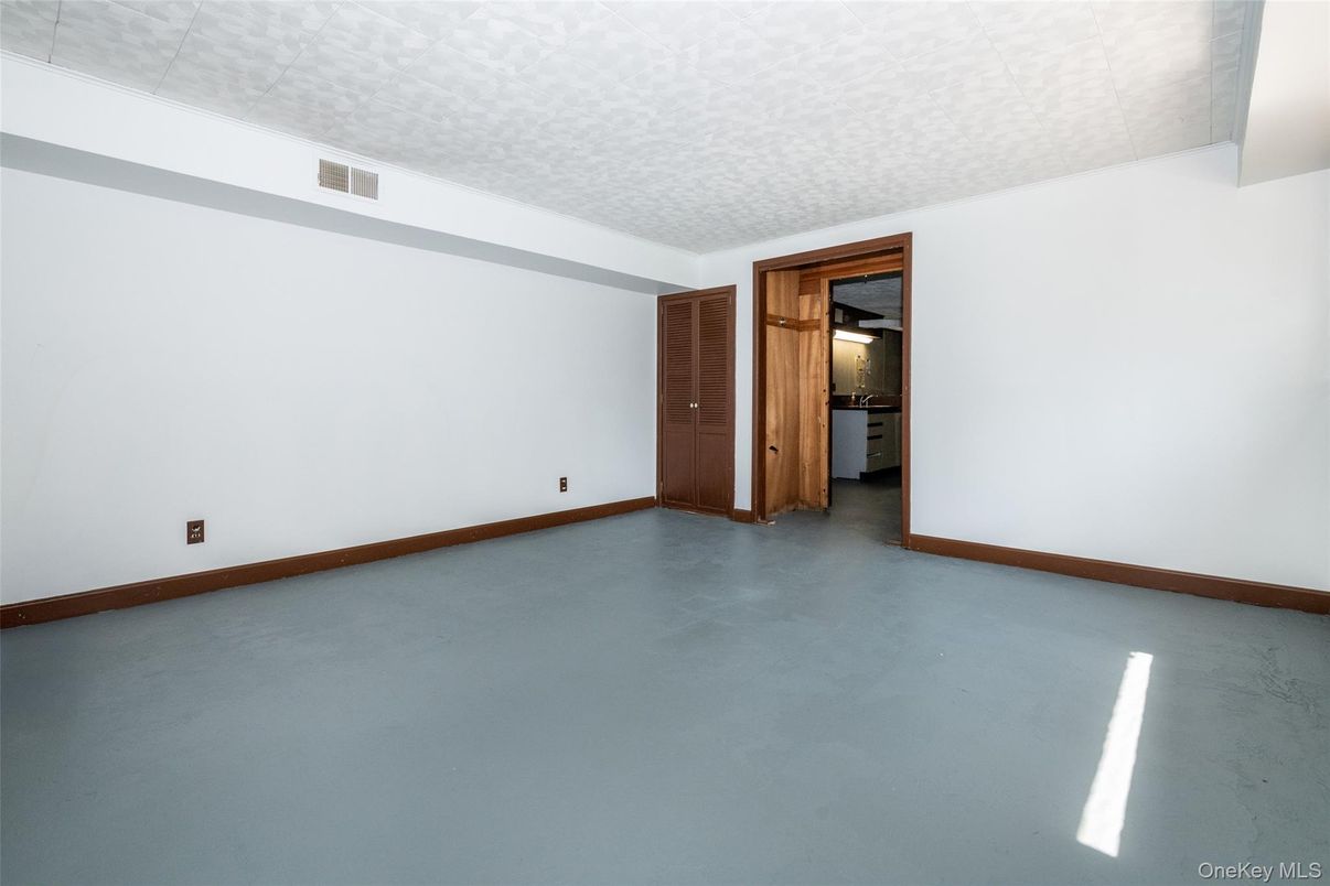 Empty room, Interior