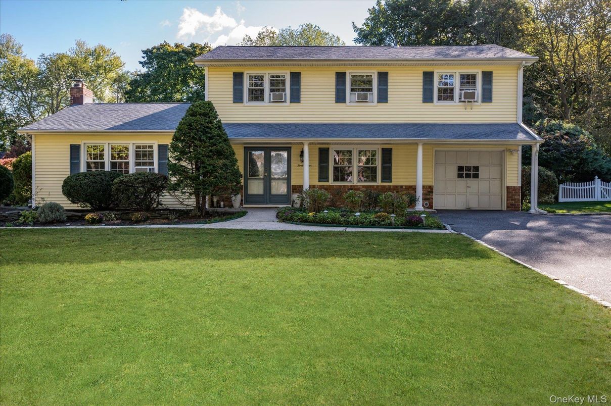 Attached, Exterior, Facade, Split Level