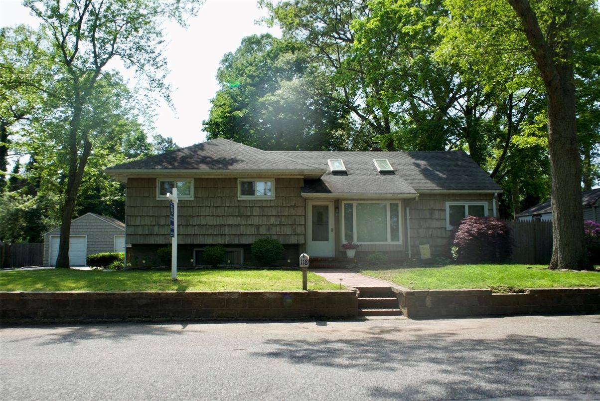 Exterior, Facade, Ranch