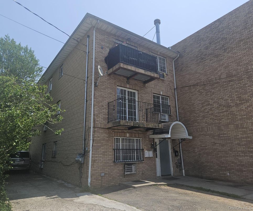 Exterior, Facade, Brick Facade, Georgian