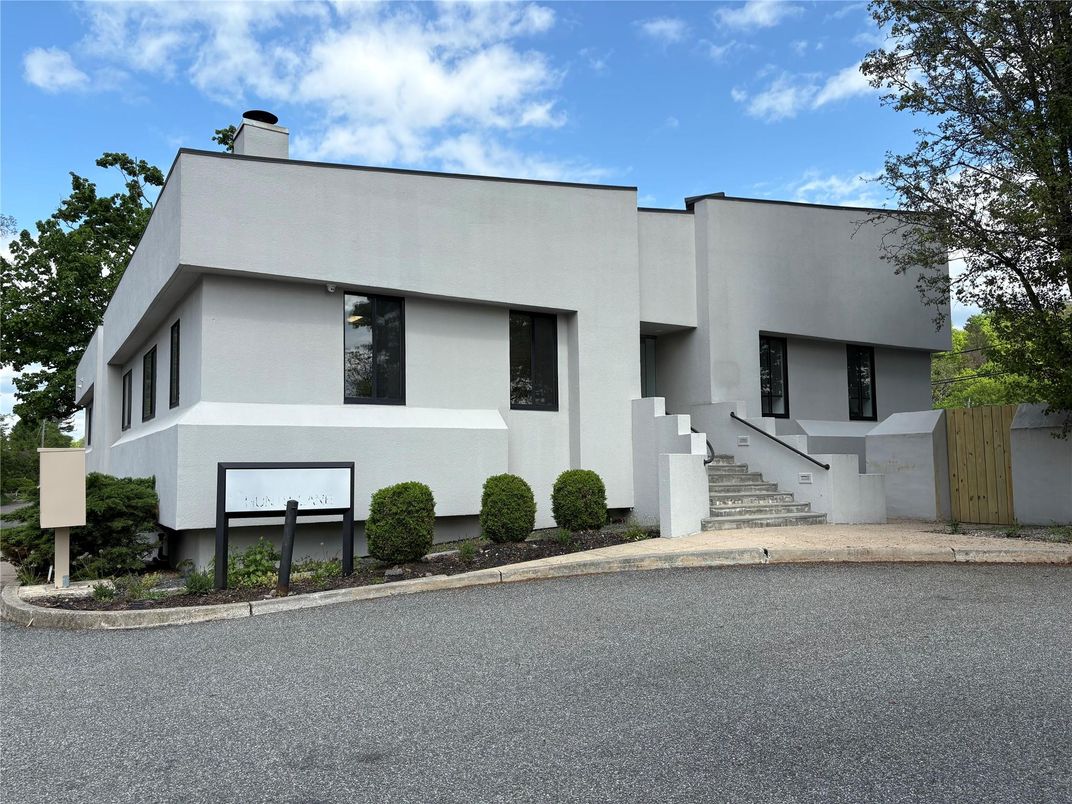 Exterior, Facade, Modern