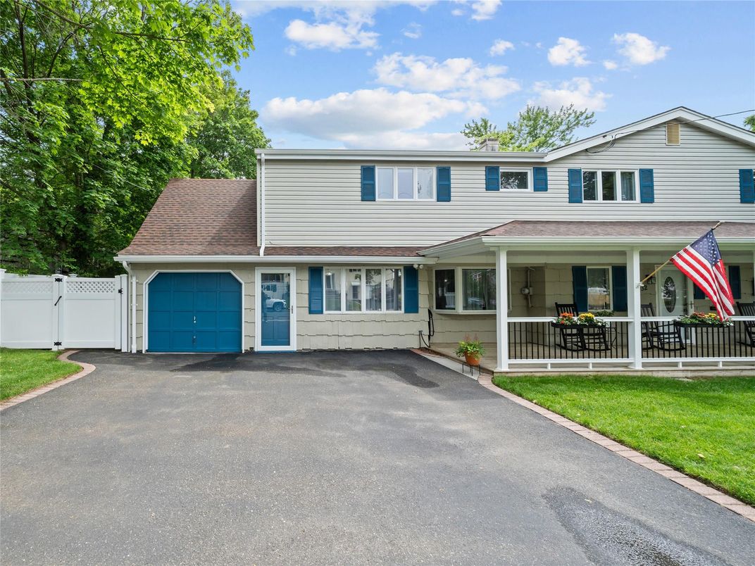 Attached, Exterior, Facade, Farmhouse