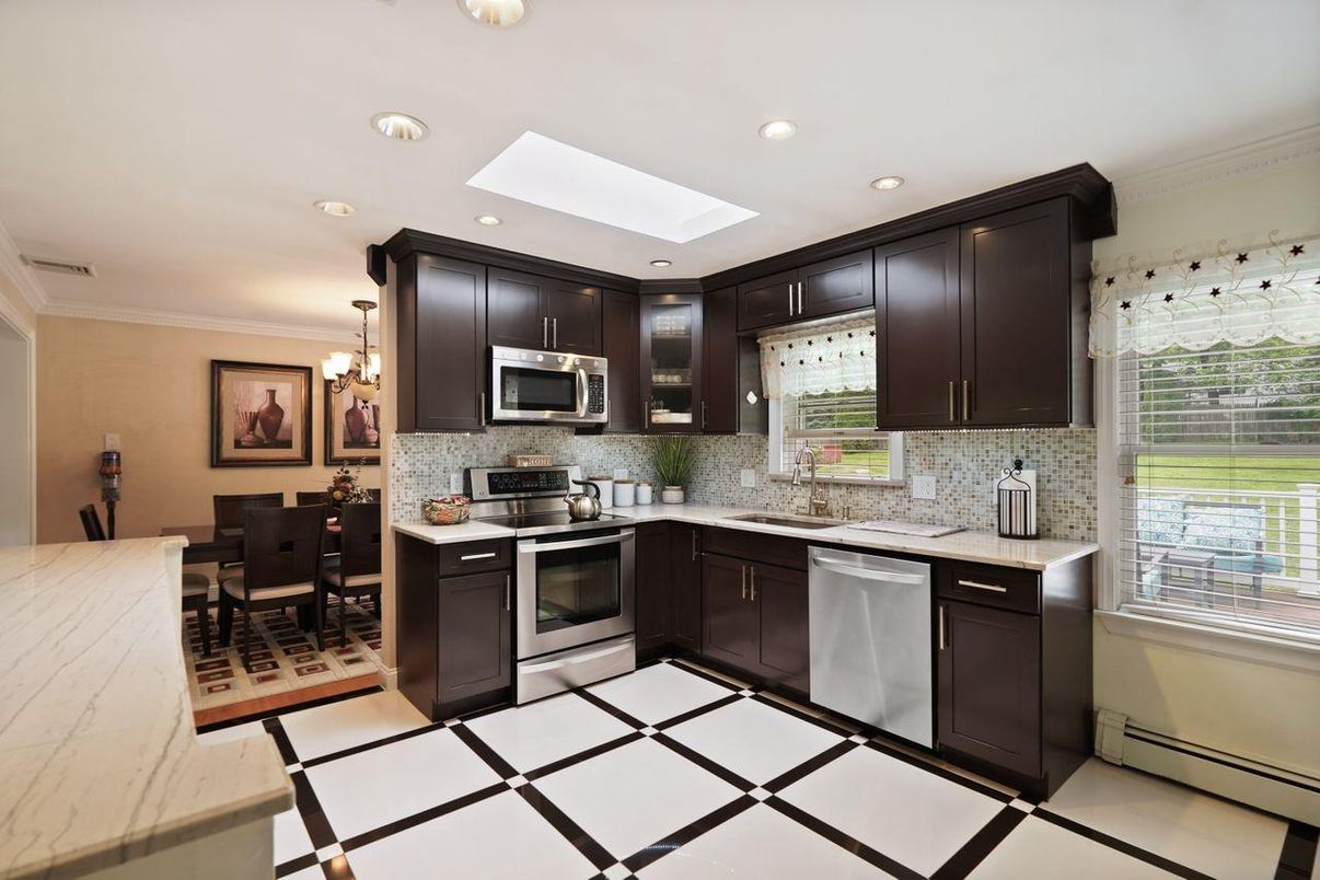 Dining room, Interior, Kitchen, Pendant Lights, Recessed Lighting, Stainless Steel Appliances
