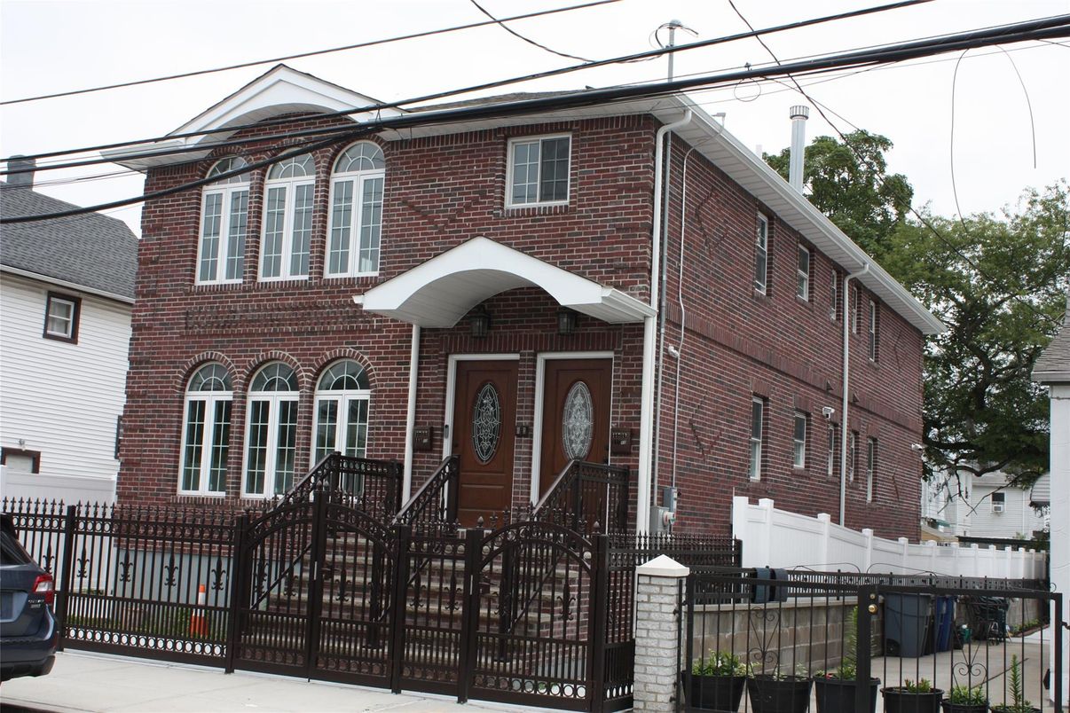 Exterior, Facade, Brick Facade, Rowhouse