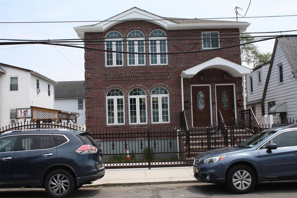 Exterior, Facade, Brick Facade, Rowhouse