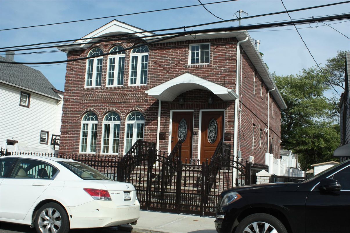 Exterior, Facade, Brick Facade, Rowhouse