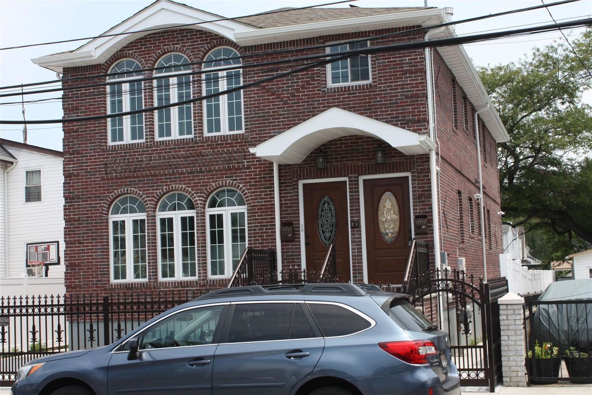 Exterior, Facade, Brick Facade, Rowhouse