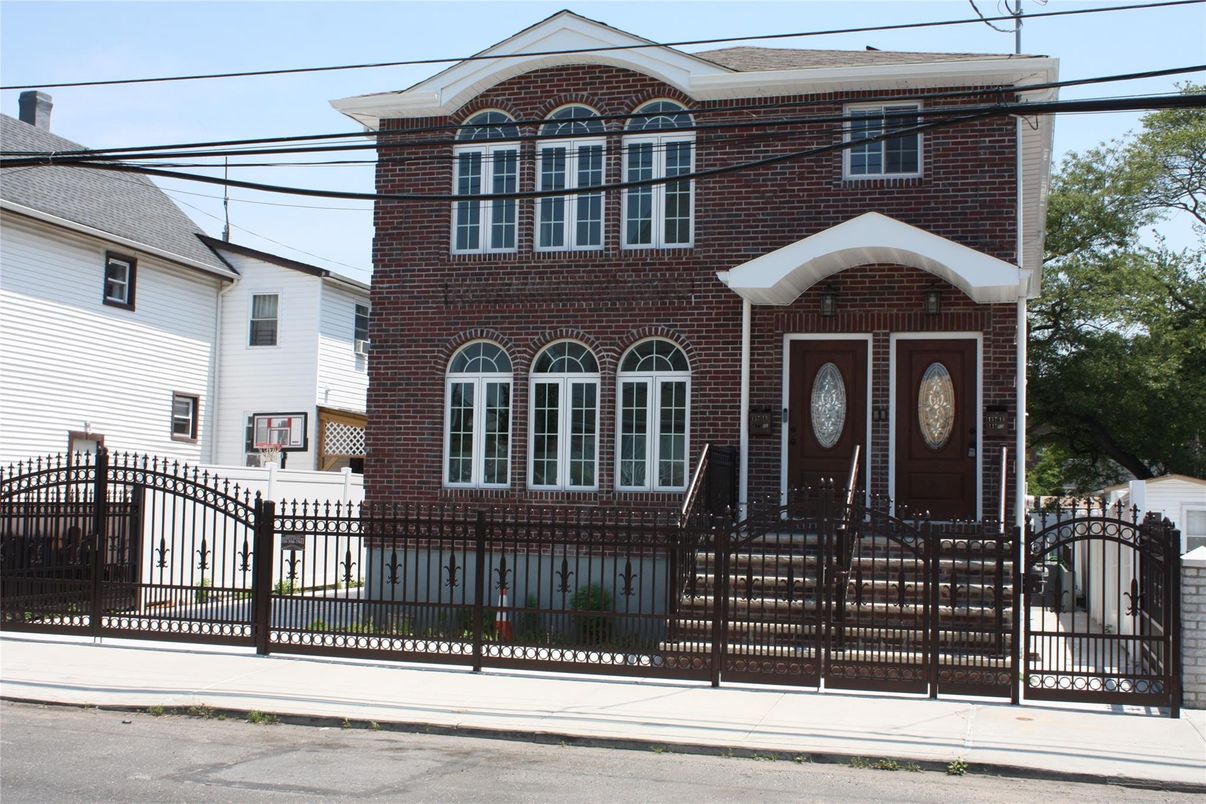 Exterior, Facade, Brick Facade, Georgian