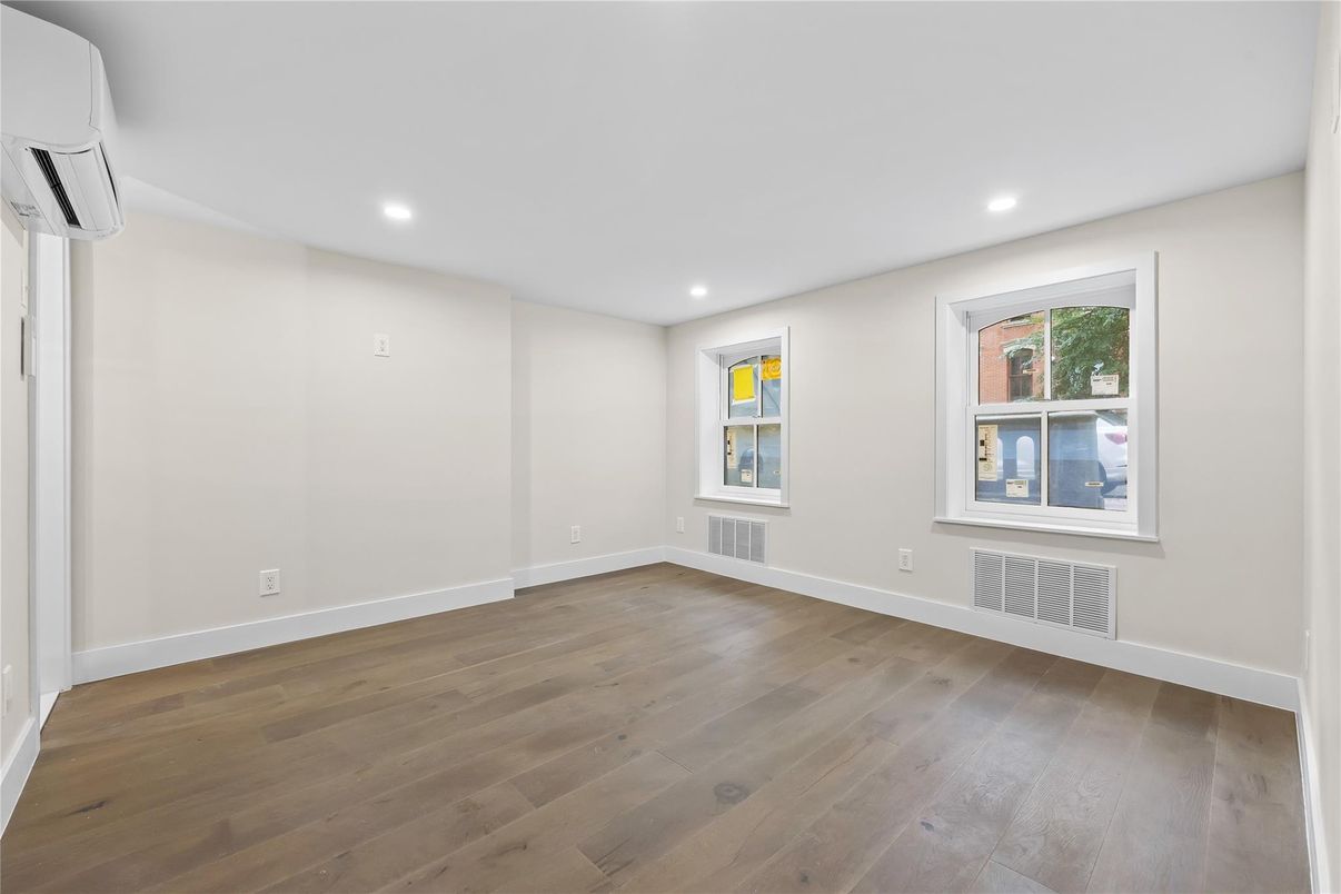 Empty room, Interior, Recessed Lighting, Wood Texture Flooring
