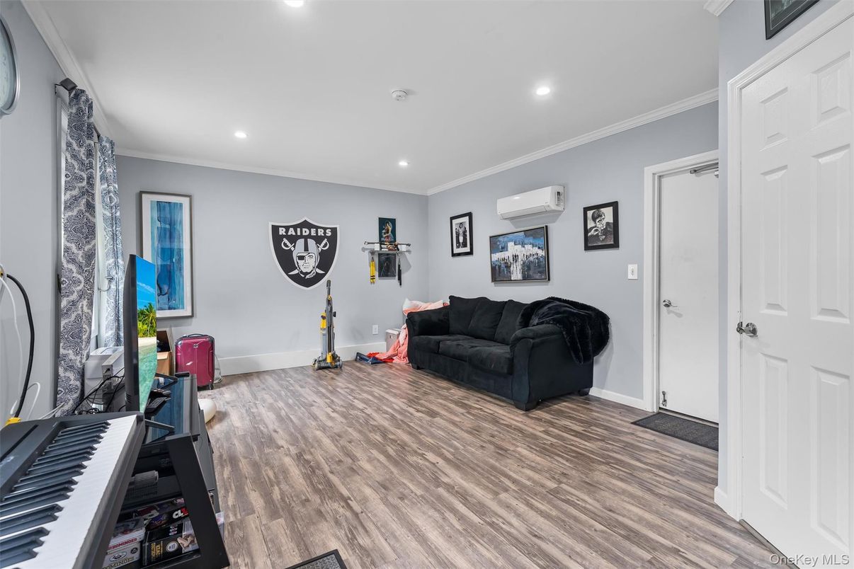 Fitness Equipment, Interior, Piano, Recessed Lighting, Wood Texture Flooring