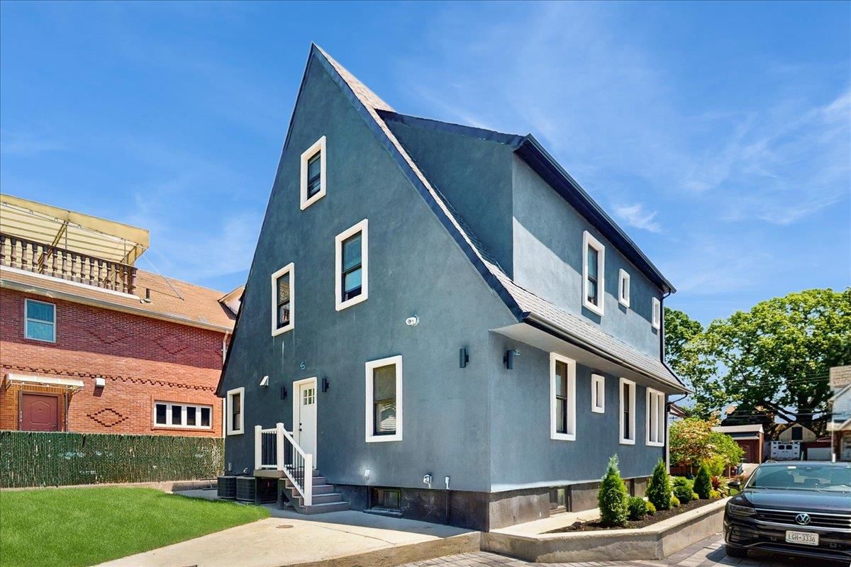 Exterior, Facade, Rowhouse