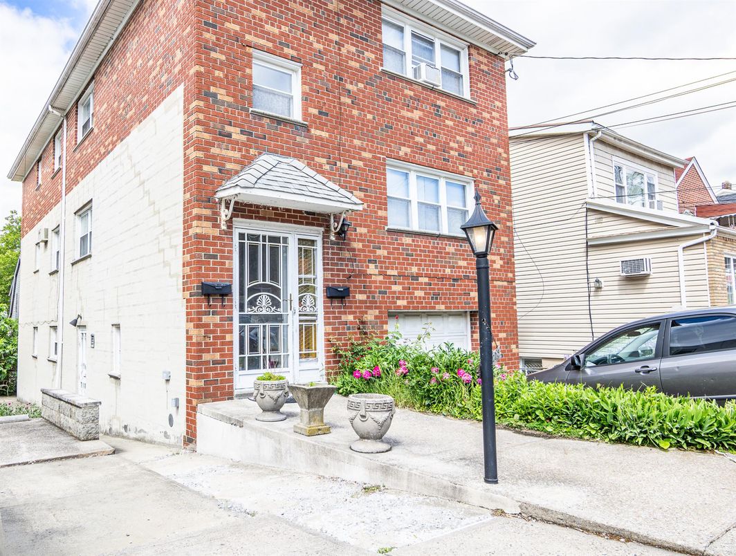 Exterior, Facade, Brick Facade, Rowhouse