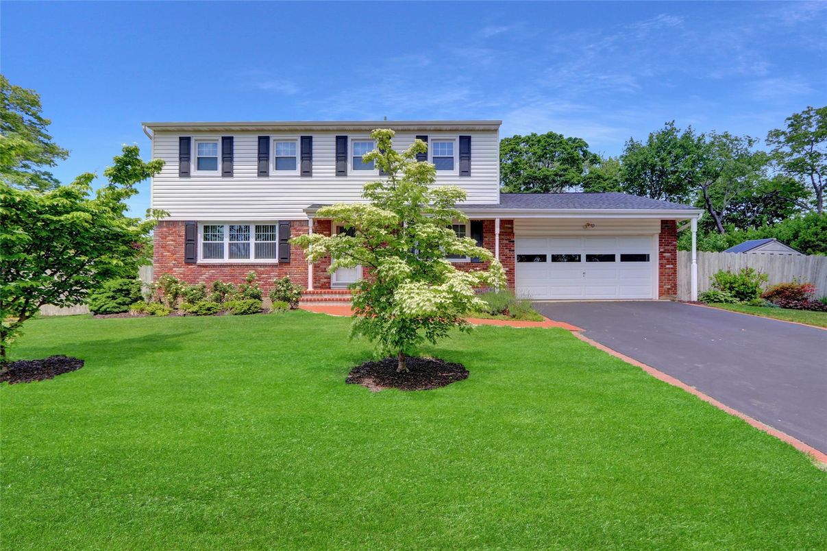 Attached, Exterior, Facade, Brick Facade, Split Level
