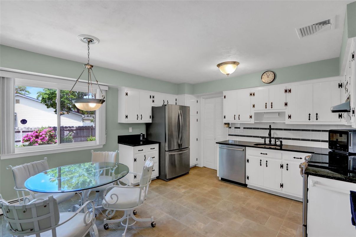 Dining room, Interior, Kitchen, Pendant Lights, Stainless Steel Appliances