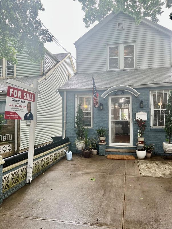 Exterior, Facade, Queen Anne Victorian