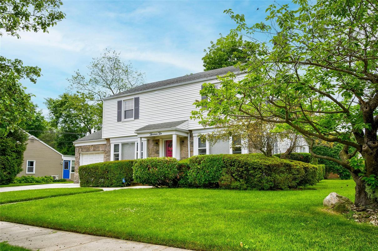 Attached, Exterior, Facade, American Foursquare