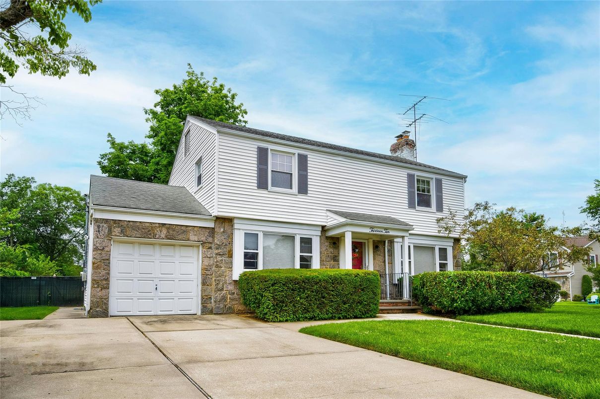 Attached, Exterior, Facade, Brick Facade, Georgian