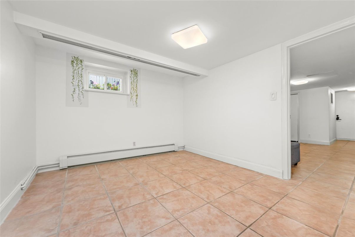 Empty room, Interior