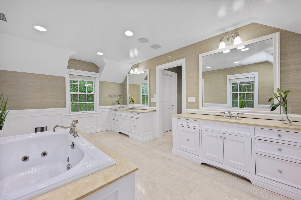 Bathroom, Dual Sink Vanities, Interior, Recessed Lighting