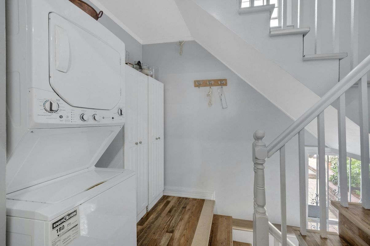 Interior, Utility Closets, Washer, Wood Texture Flooring