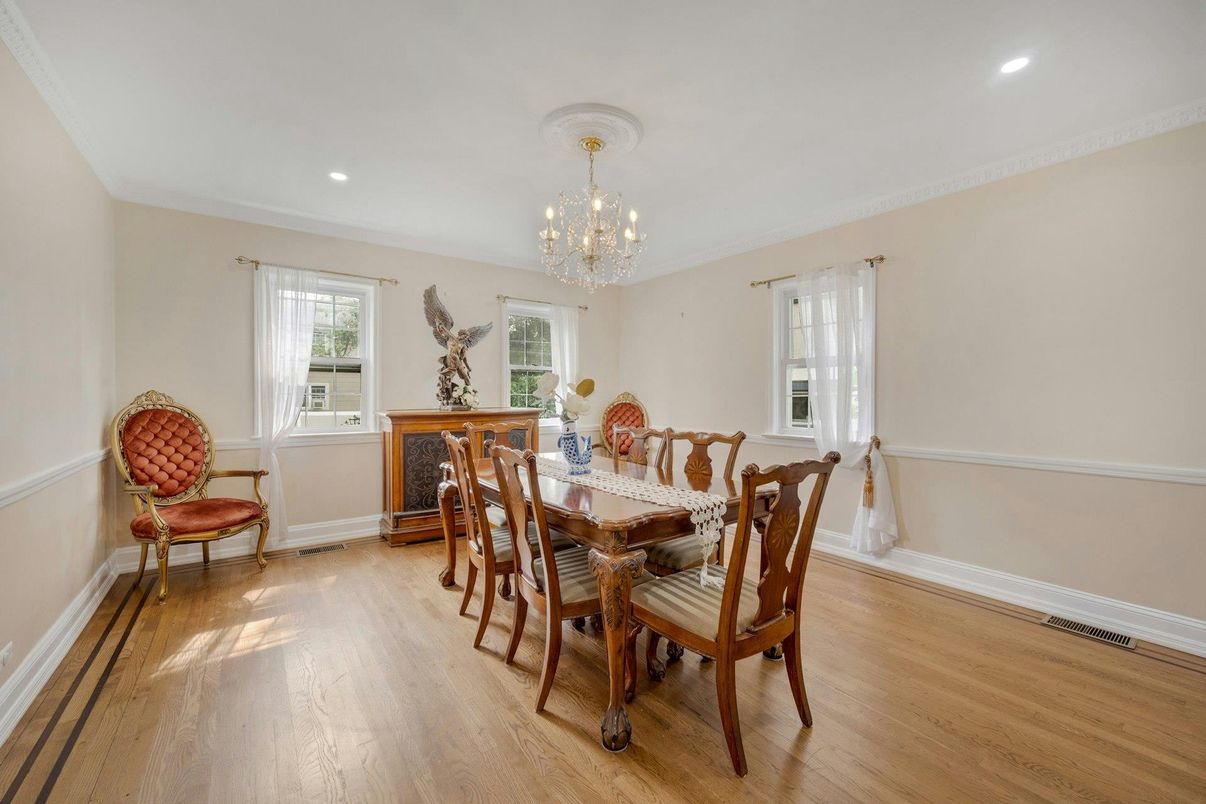 Chandelier, Dining room, Interior, Recessed Lighting, Wood Texture Flooring