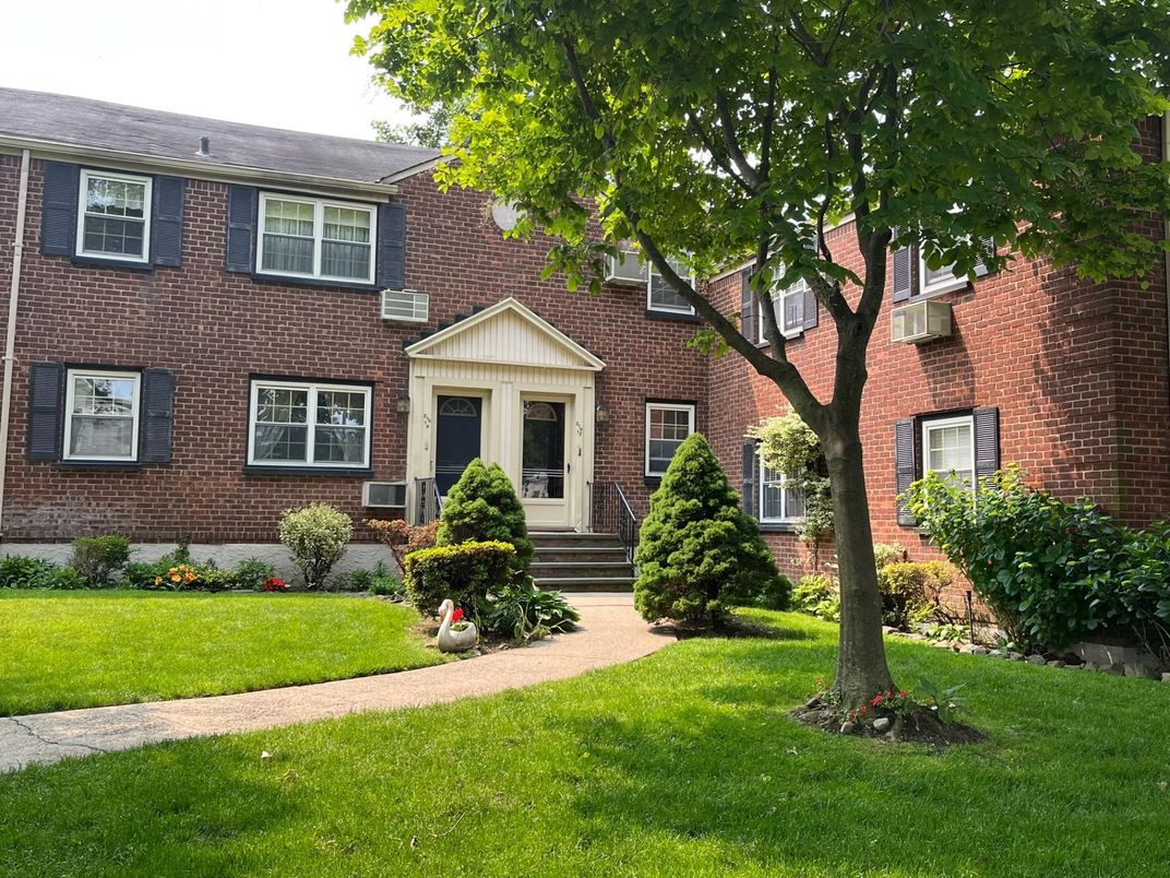Exterior, Facade, Brick Facade, Georgian
